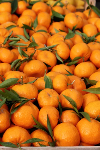 Wiele pomarańcze na streetmarket — Zdjęcie stockowe