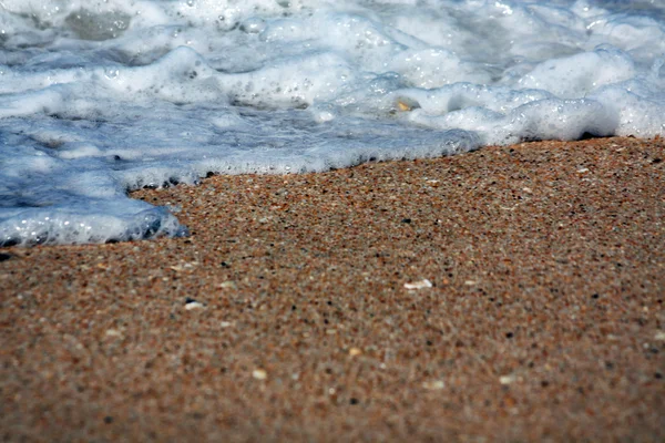 Schiuma d'onda sulla sabbia — Foto Stock