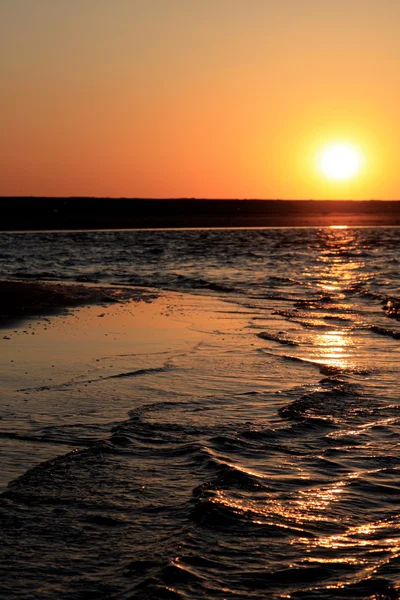 Strand bij zonsondergang — Stockfoto