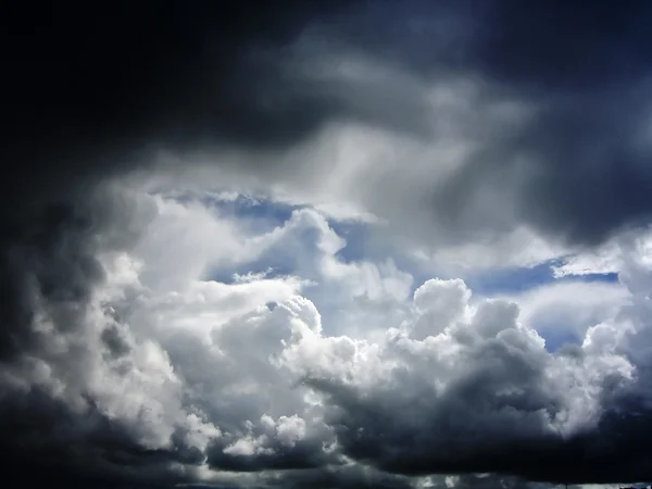 Пасмурные небеса — стоковое фото
