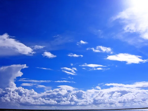 Горизонт белых облаков — стоковое фото