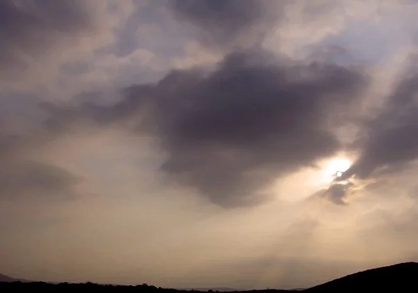 Серые небеса со скрытым солнцем — стоковое фото