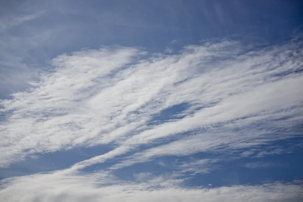 Белое облачное небо — стоковое фото
