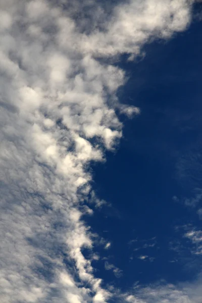 Ciel nuageux blanc — Photo