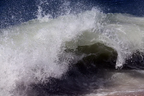 Волна достигает береговой линии — стоковое фото