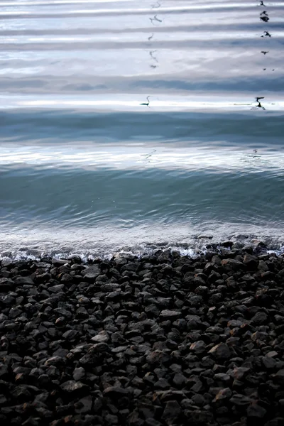 Liten våg vid strandlinjen — Stockfoto