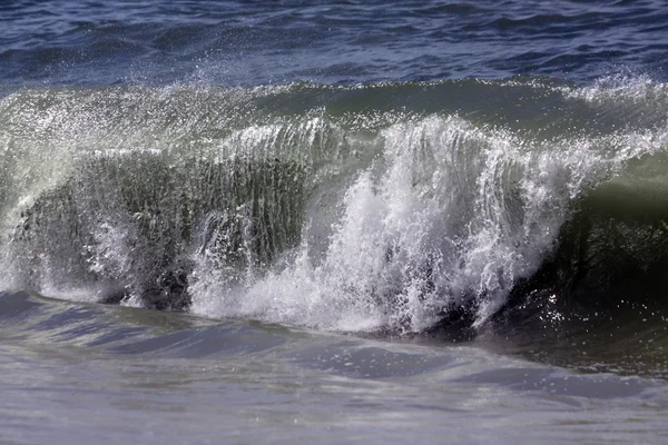 Wave når strandlinjen — Stockfoto