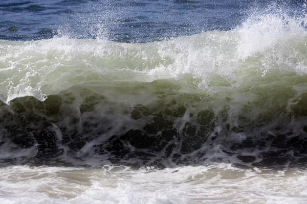 Волна достигает береговой линии — стоковое фото