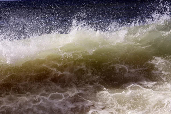 波が海岸線に達する — ストック写真