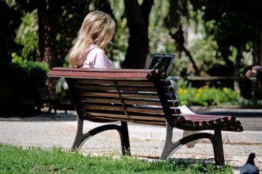 Bayan park üstünde laptop