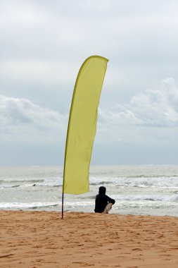 bayrak ve kişi Beach