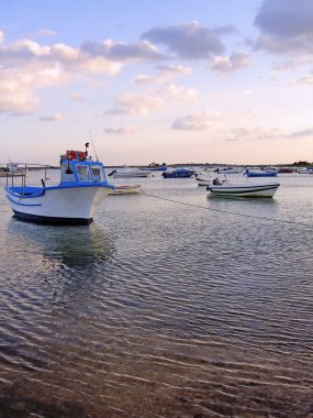 barcos de pesca anclado