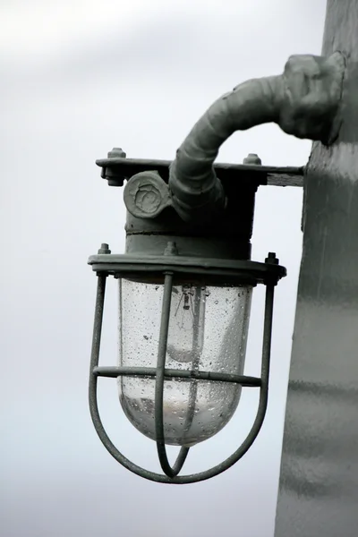 Lanterna em um barco — Fotografia de Stock