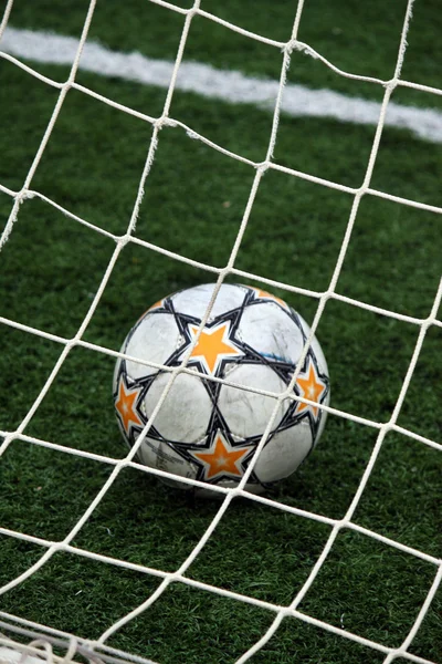 Pohled na fotbalový míč uvnitř branková tyč — Stock fotografie