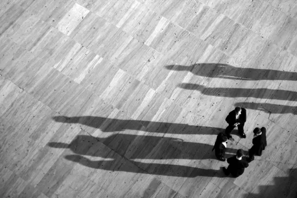 Gruppo di uomini con ombre — Foto Stock