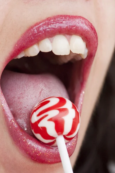 Bibir merah dengan lolipop — Stok Foto