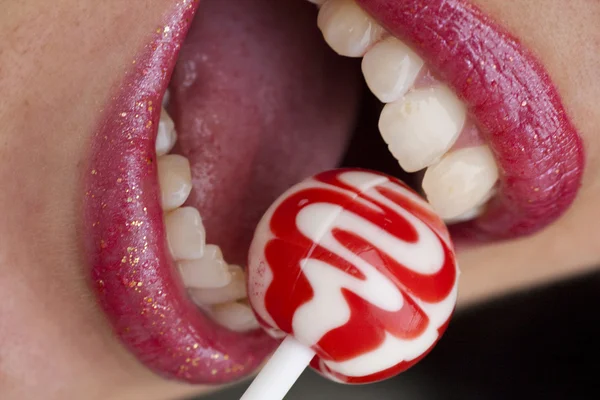 Rode lippen met lolly — Stockfoto