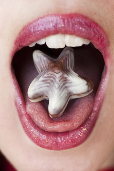 Estrella de chocolate en la lengua — Foto de Stock