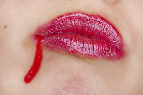 Xarope de morango em lábios — Fotografia de Stock