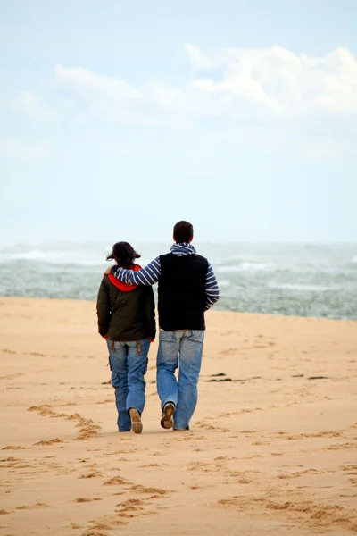 Пара ходить на пляжі — стокове фото