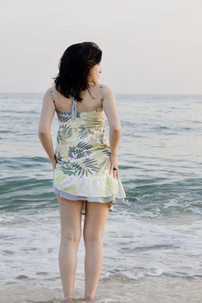 Žena se těší na moře — Stock fotografie