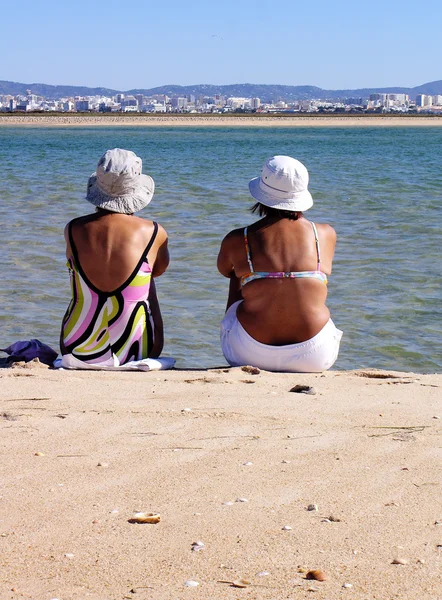 Zwei Damen entspannen sich — Stockfoto