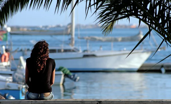 Lonely girl on marina — Stock fotografie