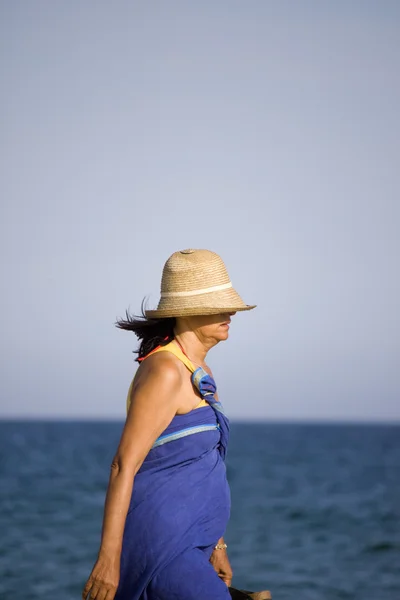 在海滩上散步的女人 — 图库照片