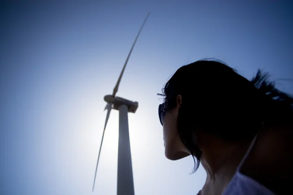 Menina e o moinho de vento — Fotografia de Stock
