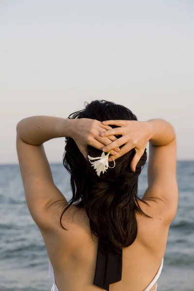 Frau genießt das Meer — Stockfoto