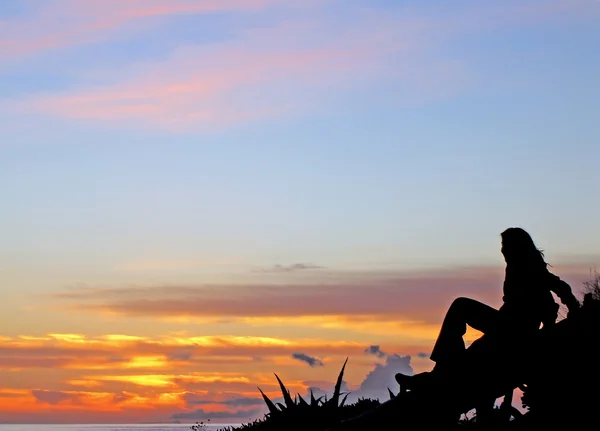 Menina olhando para a praia do pôr-do-sol — Fotografia de Stock
