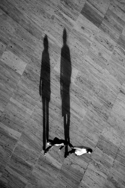 Uzun gölgeler ile Çift — Stok fotoğraf