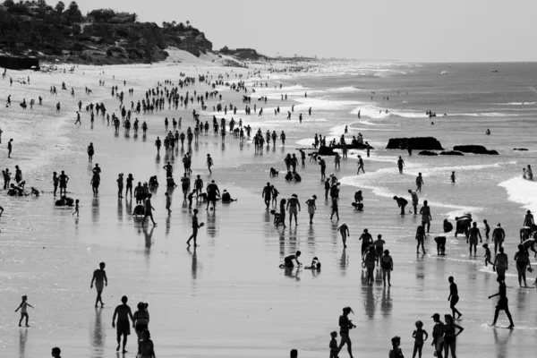 Многие на пляже — стоковое фото