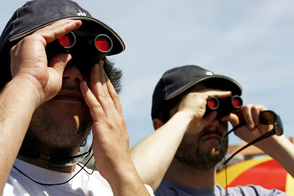 Dois utilizadores binoculares — Fotografia de Stock