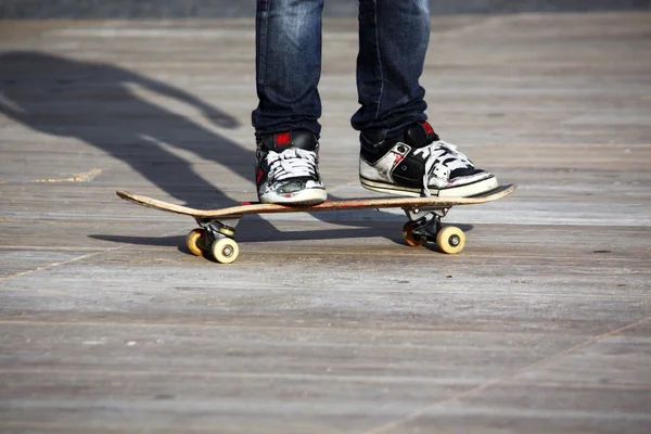 Ноги і скейтборд — стокове фото