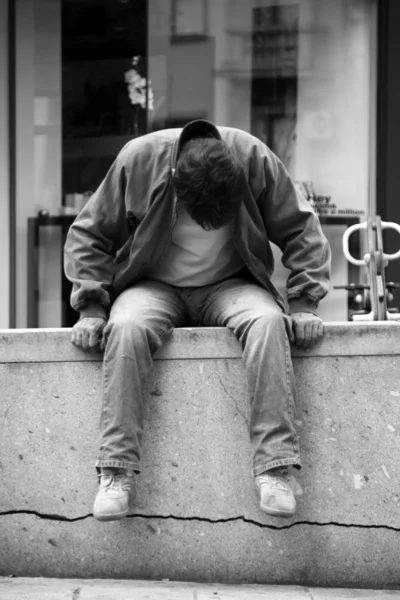 Homeless man sleeping — Stock Photo, Image
