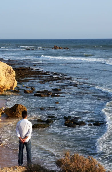 O homem olha para o mar — Fotografia de Stock