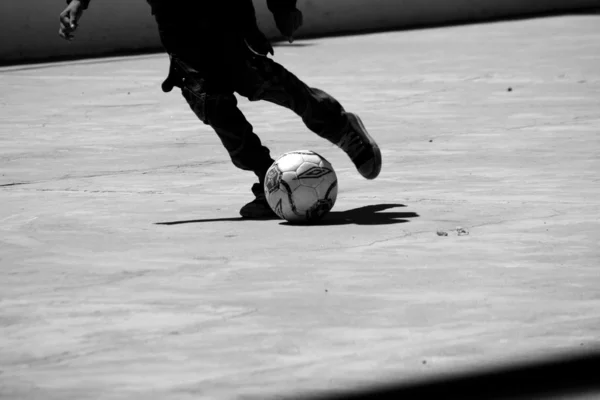 Oğlan topu tekmelemek — Stok fotoğraf