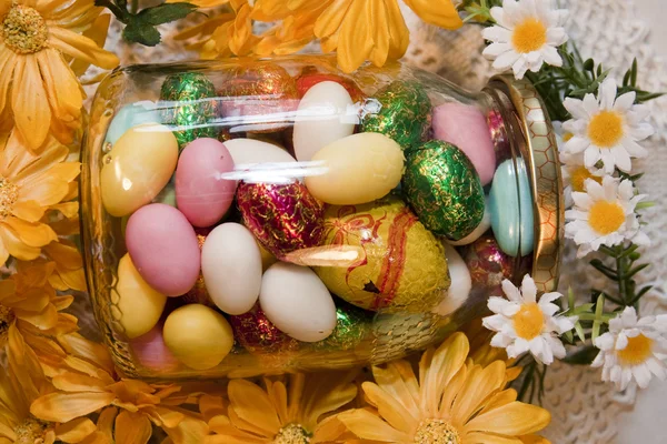 Pot rempli de bonbons de Pâques — Photo