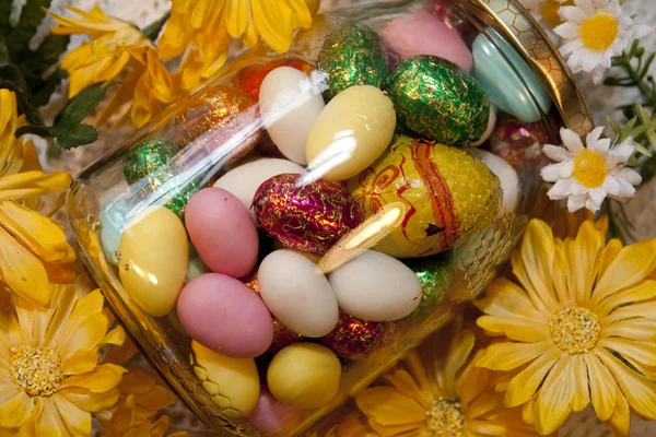 Pot rempli de bonbons de Pâques — Photo