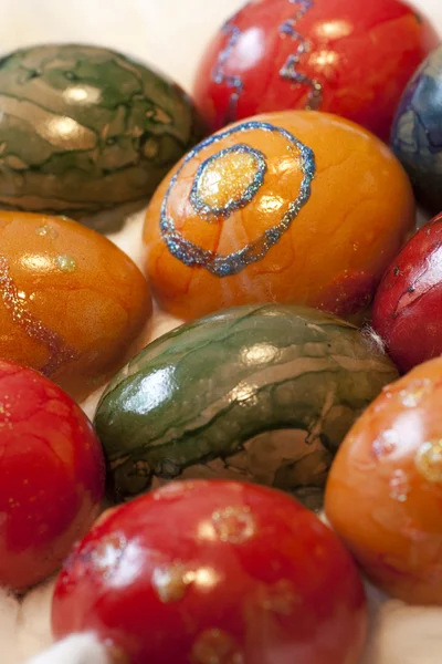 Колоритные пасхальные яйца — стоковое фото