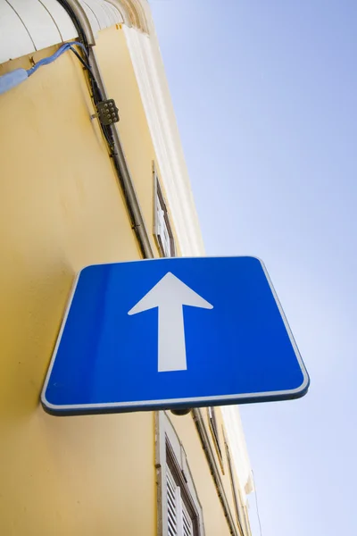 Blaues Pfeil-Verkehrsschild — Stockfoto