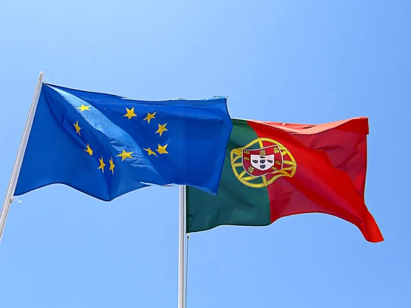 Флаги Португалии и Европейского Союза — стоковое фото