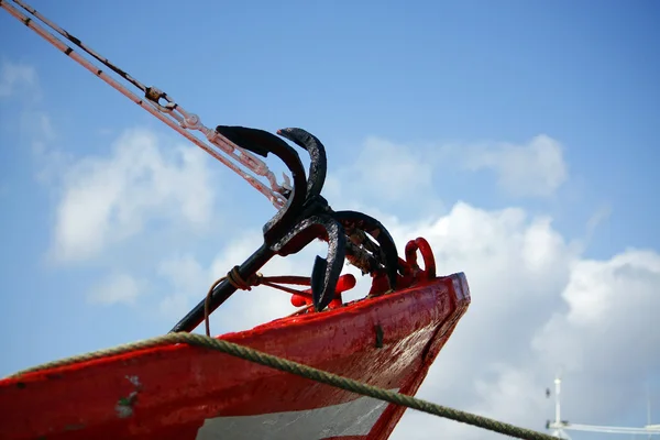 Anker detail op vissersboot — Stockfoto