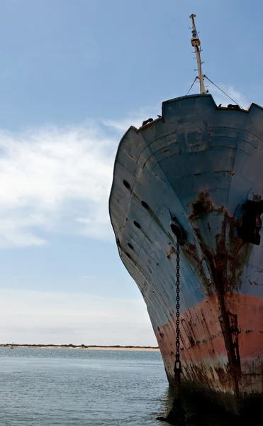 Старый ржавый корабль — стоковое фото