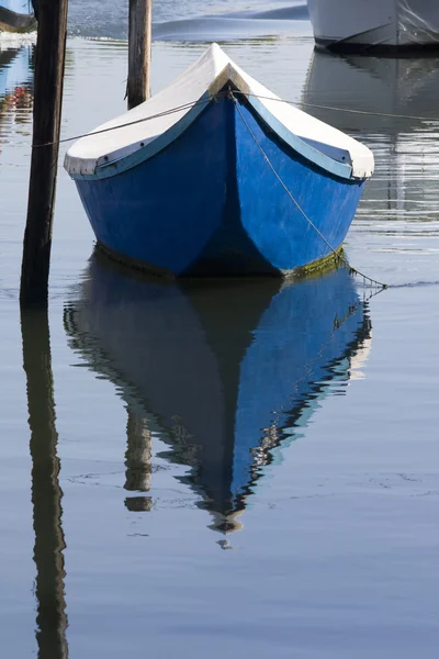 Голубая лодка на воде — стоковое фото