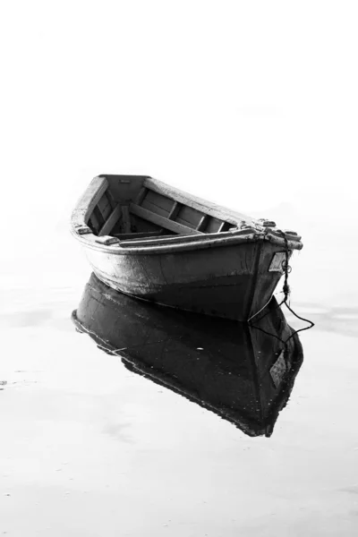 Один човен, одне відображення — стокове фото