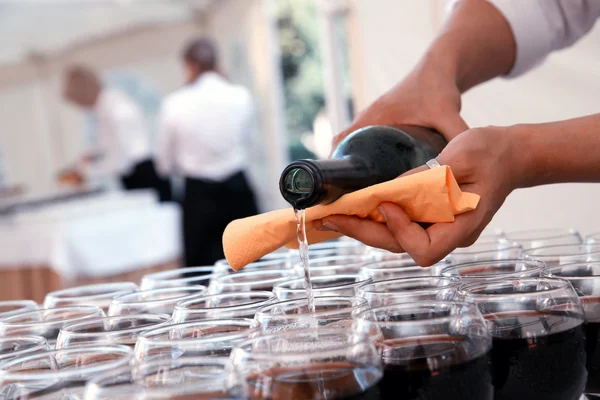 bardak kırmızı şarap dökme