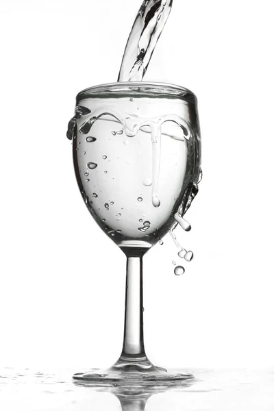 A vizet egy pohárba öntik. — Stock Fotó