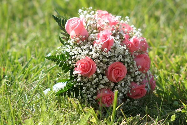 Flowers bouquet in grass — Stock Photo, Image
